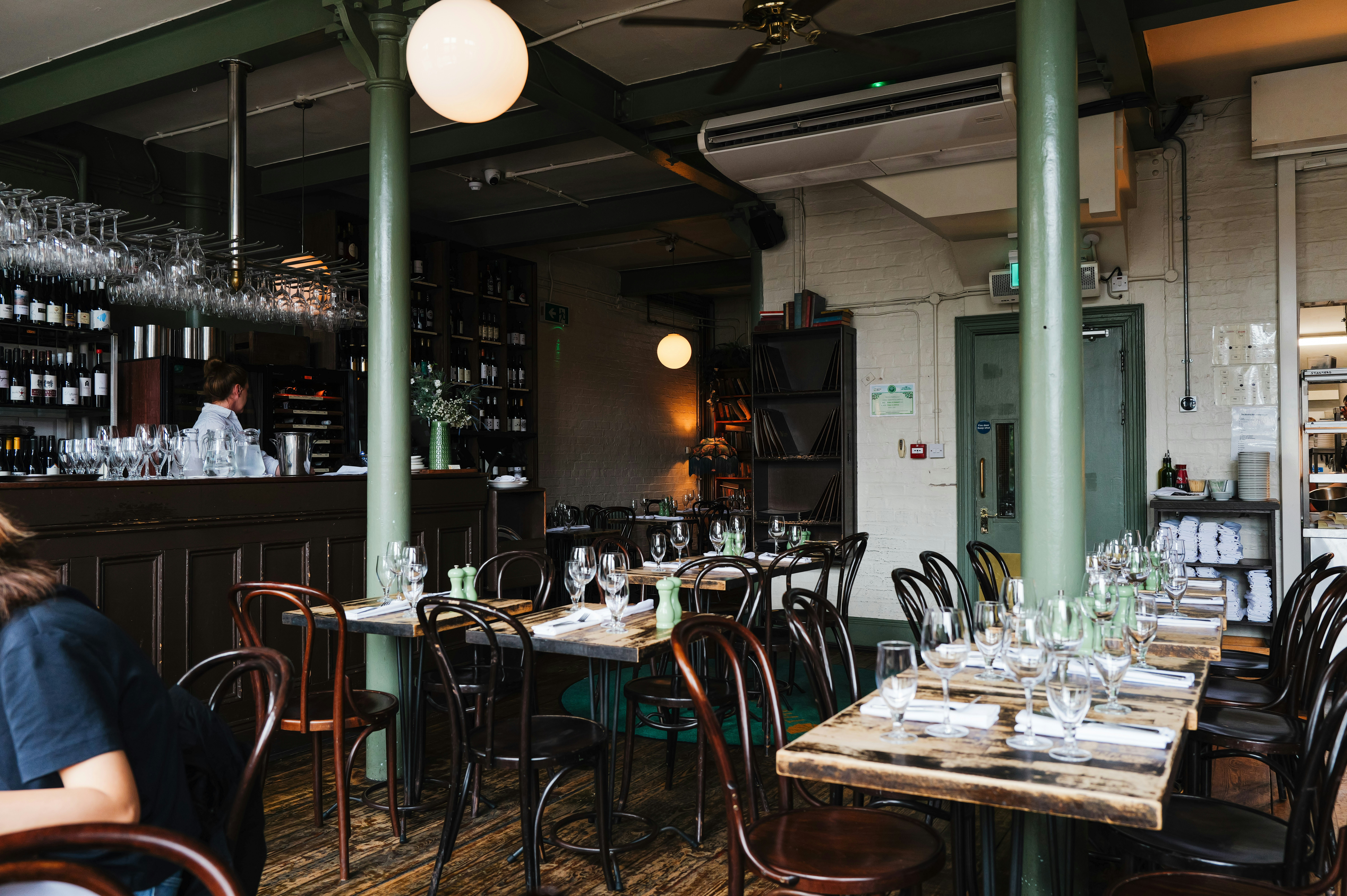 Calm end of night, empty table